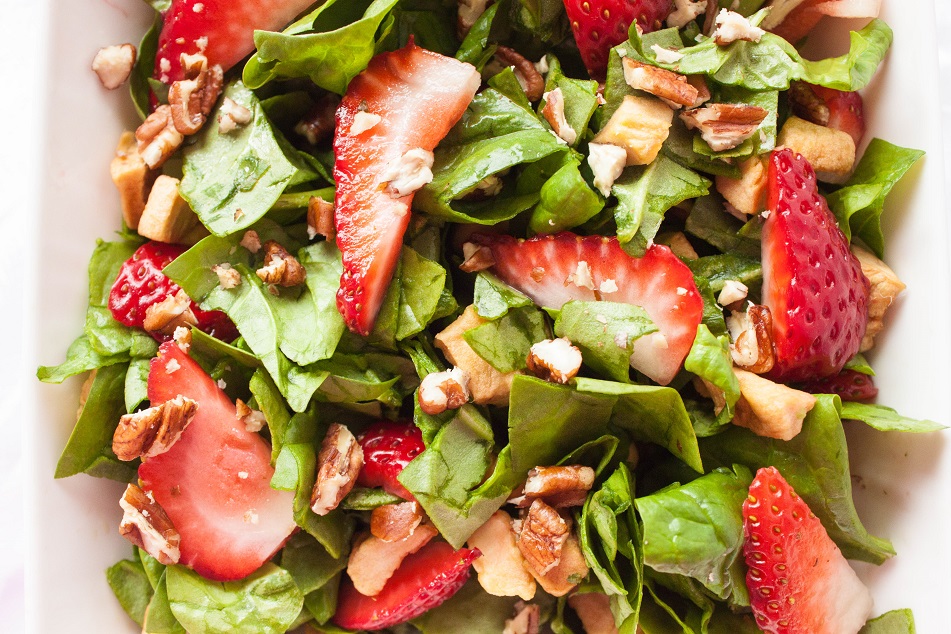 Strawbeery Spinach Salad with Pecans